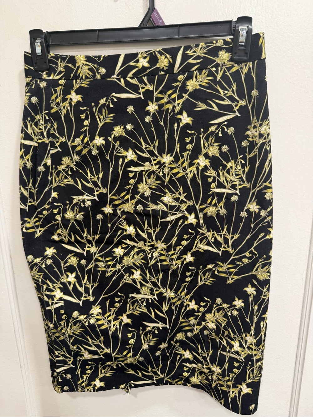 ❤️💜 5 for $20! Banana Republic Black Pencil Skirt with Gold Floral Print